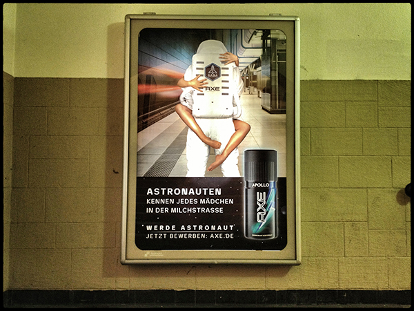 1302_axeAstronauten_600